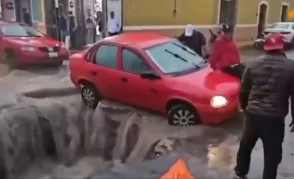 Automóvil arrastrado por corriente de agua en Huamantla