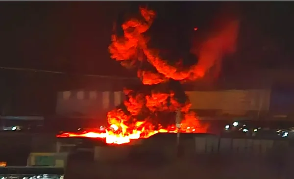 Incendio devastador consume galpones de ropa europea en la Zona Franca de Iquique
