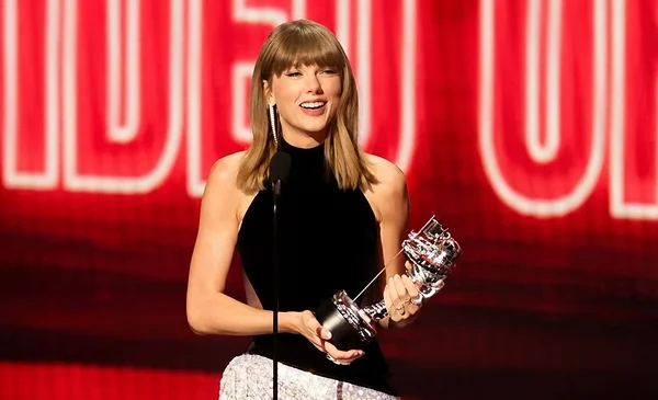 Taylor Swift marca un hito en los VMAs y Madonna es reconocida como artista del año