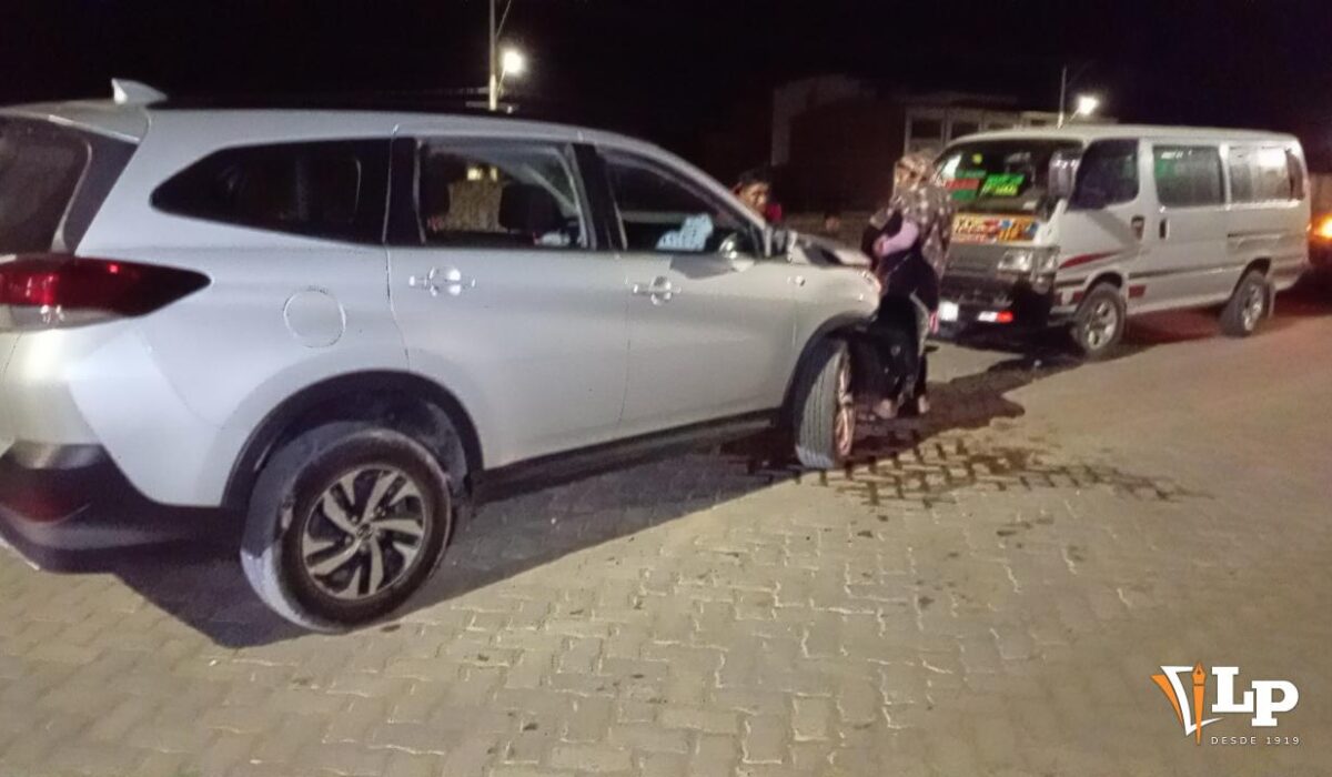 Accidente de tránsito en Oruro: joven ebrio colisiona con minibús cercano al aeropuerto