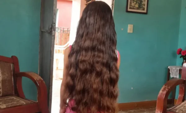 Una niña cubana ofrece su cabello para comprar un ventilador