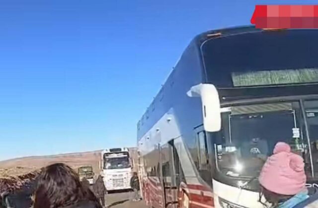 Tensión en carretera: bus emboscado por turba en Uyuni