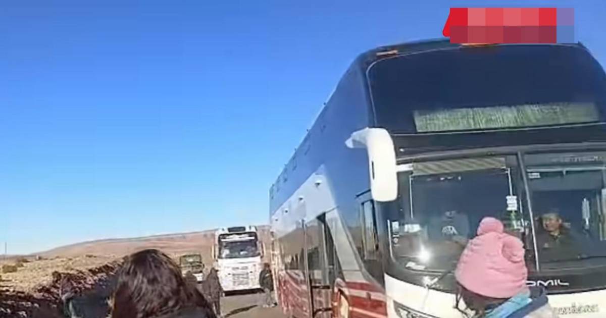 Tensión en carretera: bus emboscado por turba en Uyuni