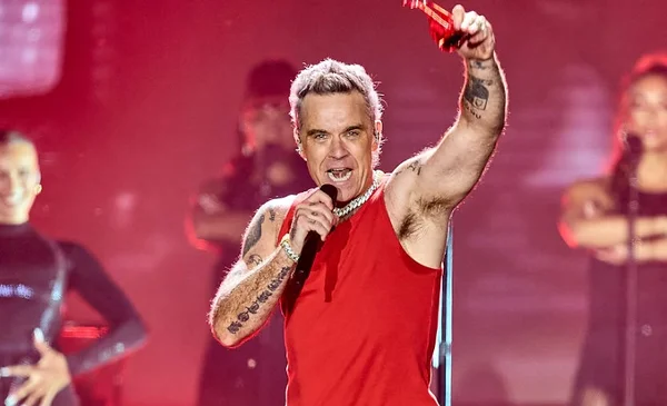 Robbie Williams improvisa un concierto para sus fans en Lima