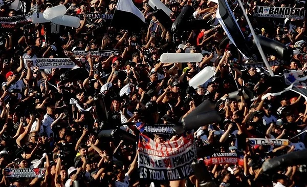 Fallece hincha de Colo-Colo tras ataque a bus en Valparaíso