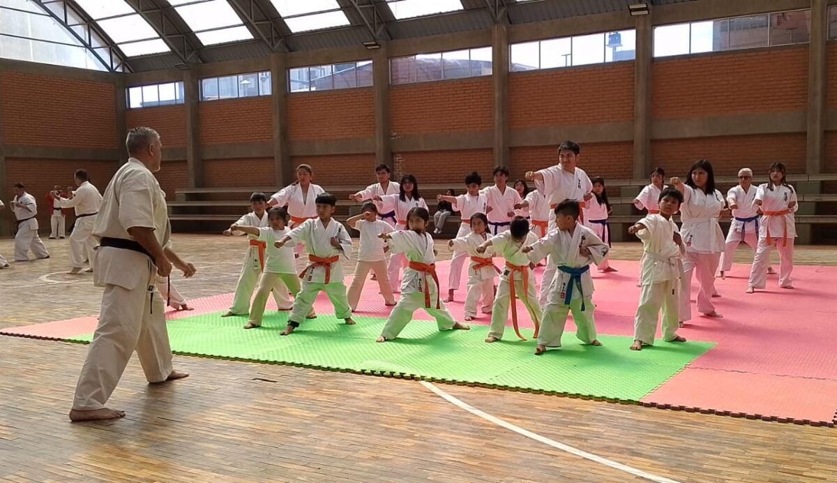 Éxito en el seminario de karate kyokushin en Oruro