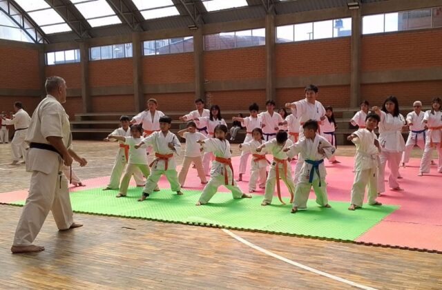 Éxito en el seminario de karate kyokushin en Oruro