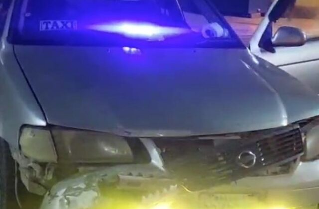 Accidente entre minibús y vagoneta provoca daños significativos en La Paz