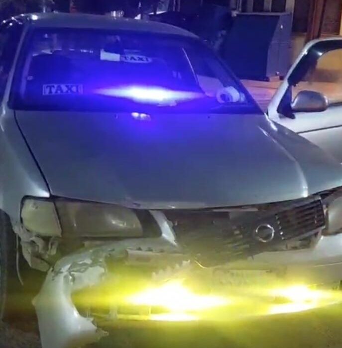 Accidente entre minibús y vagoneta provoca daños significativos en La Paz