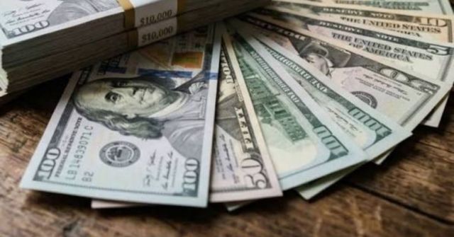 El dólar oficial supera los Bs 12 nuevamente y se anticipan anuncios del BCB