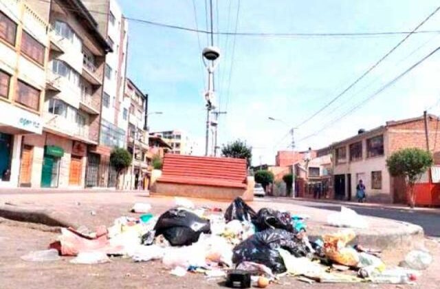 Imponen multas a infractores por arrojar basura en Potosí