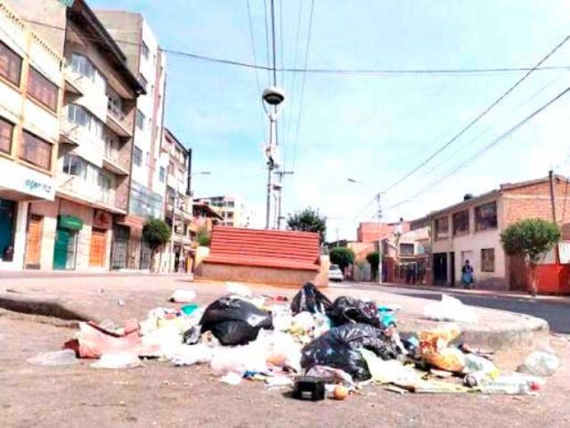 Imponen multas a infractores por arrojar basura en Potosí