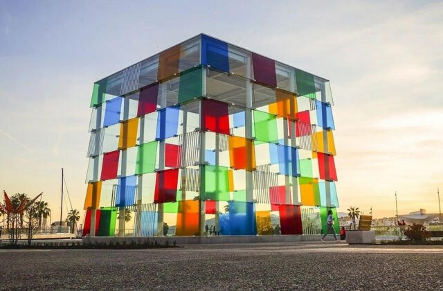 Ocho edificios icónicos que celebran el color en la arquitectura
