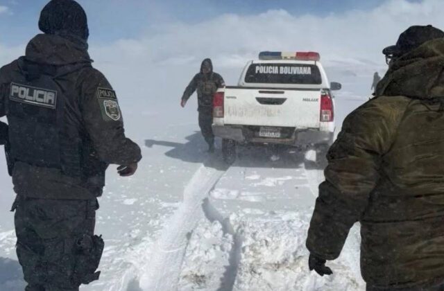 Policía Boliviana rescata a turistas estadounidenses en Uyuni