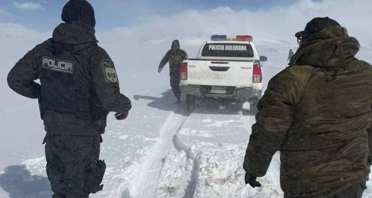 Policía Boliviana rescata a turistas estadounidenses en Uyuni
