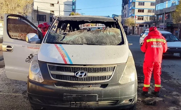 Incendio en vagoneta en Oruro: Bomberos hallan gasolina en el interior
