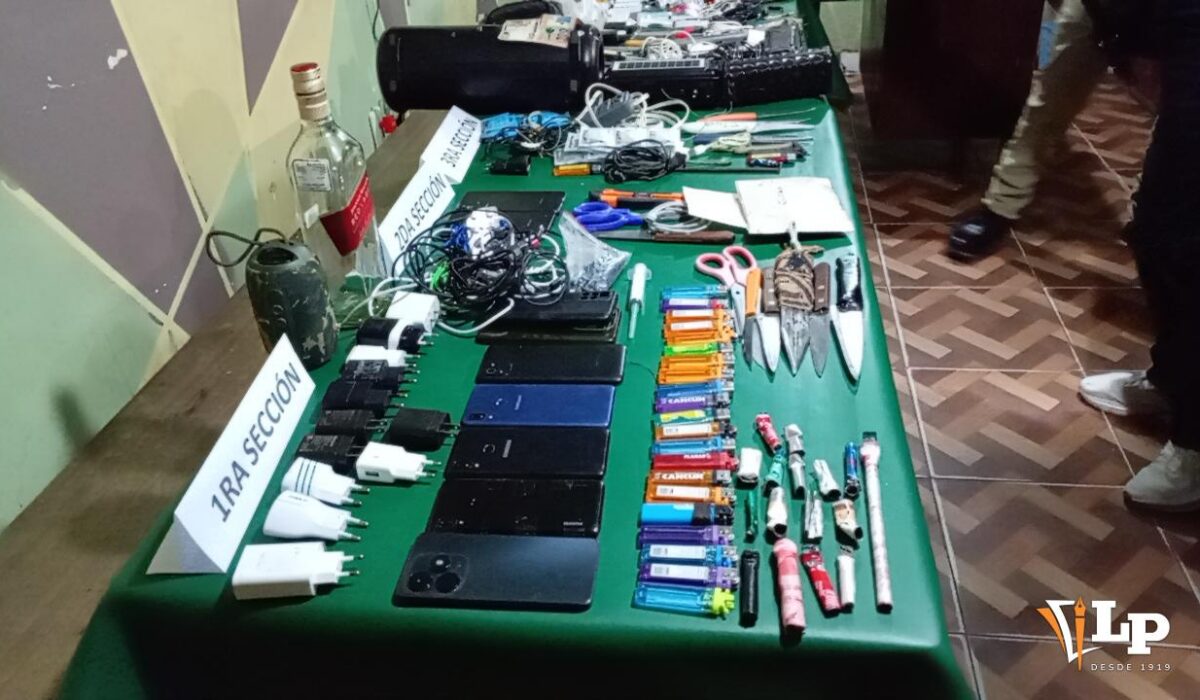 Incautación de celulares y armas en el penal de San Pedro, Oruro