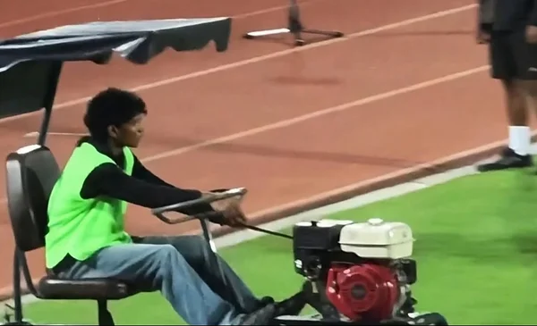 Un rodillo interrumpe un calentamiento y sorprende a un futbolista en Tailandia