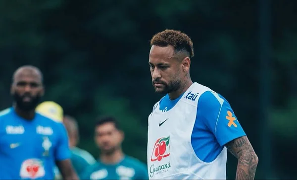 Neymar señala el mal estado del campo como causante de su lesión en la Copa do Brasil