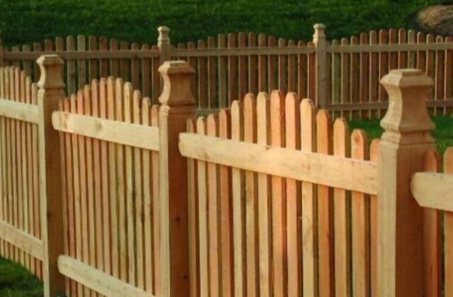 Dueño intenta evadir pago a trabajadores latinos y termina con su jardín en ruinas