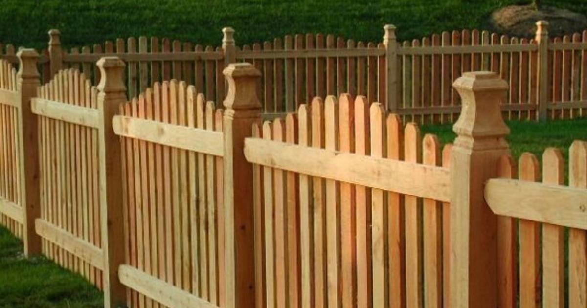 Dueño intenta evadir pago a trabajadores latinos y termina con su jardín en ruinas
