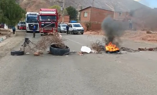 Corte de carretera Potosí-Oruro por escasez de combustible