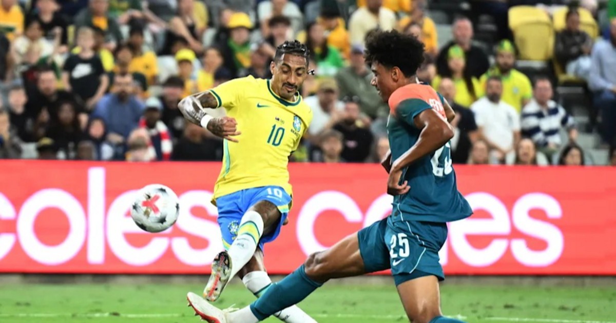 Raphinha se retira de la selección brasileña por lesión y regresa a Barcelona