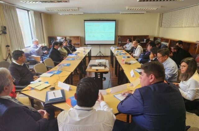 Paz se reúne con alcaldes para discutir el modelo 50/50 y el impacto del aumento del diésel