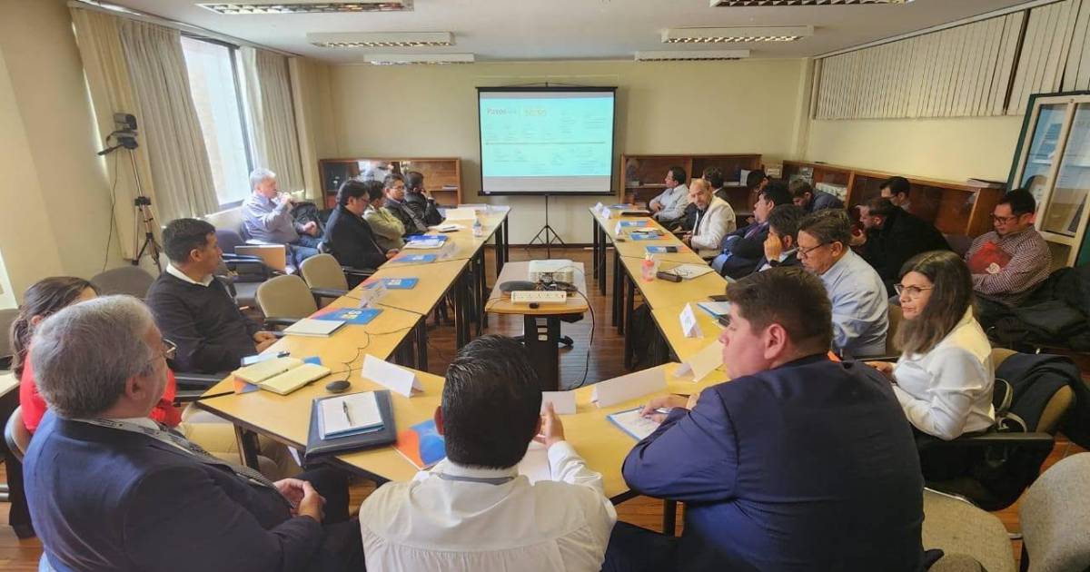 Paz se reúne con alcaldes para discutir el modelo 50/50 y el impacto del aumento del diésel