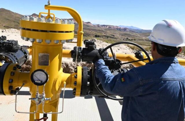 Gobierno permite a refinerías importar petróleo para comercializar combustibles sin subsidios
