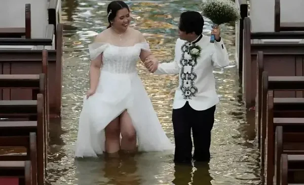 Boda en medio de inundaciones: el amor desafía los elementos en Filipinas