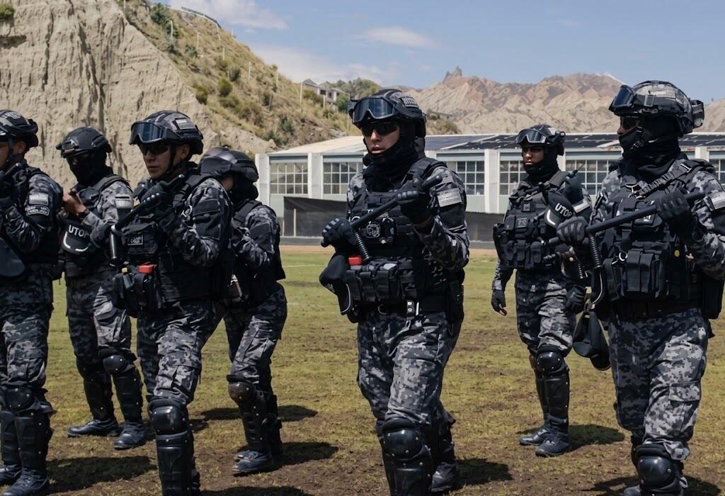 Efectivos de la Policía Boliviana reciben capacitación en tácticas antidisturbios