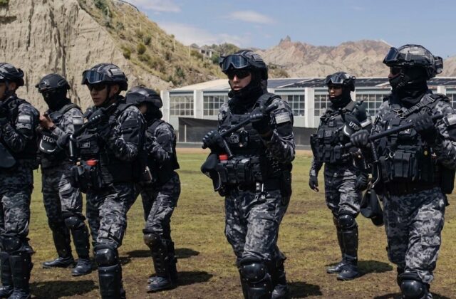 Efectivos de la Policía Boliviana reciben capacitación en tácticas antidisturbios