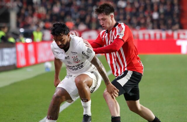 Estudiantes y Corinthians empatan en la ida de cuartos de final
