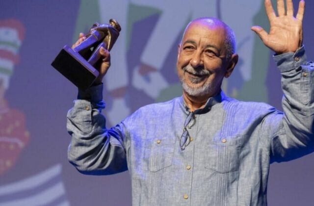 Leonardo Padura recibe el "Abrazo de Honor" en Biarritz