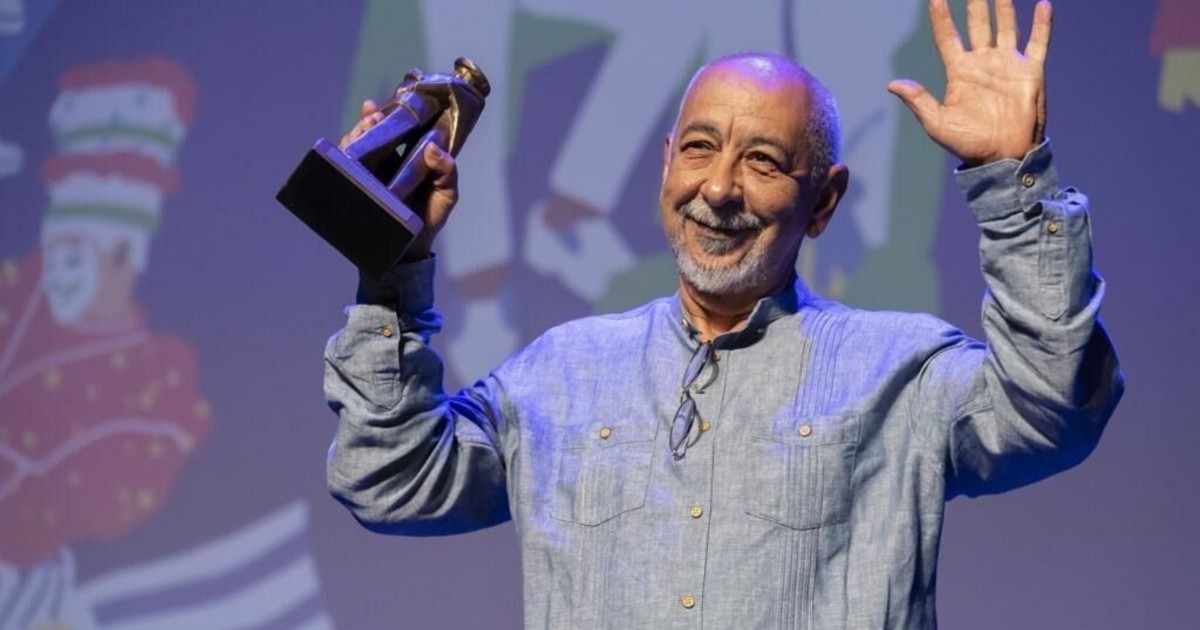 Leonardo Padura recibe el "Abrazo de Honor" en Biarritz