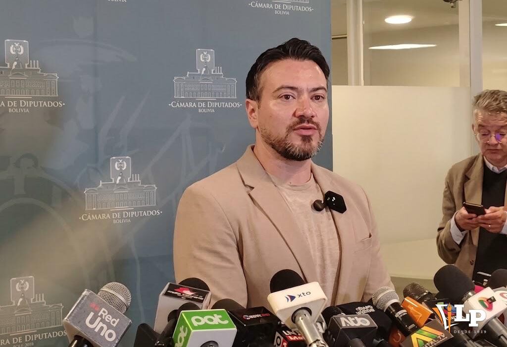Diputado Reyes Aboga por un Repliegue de Transporte Pacífico en Bolivia