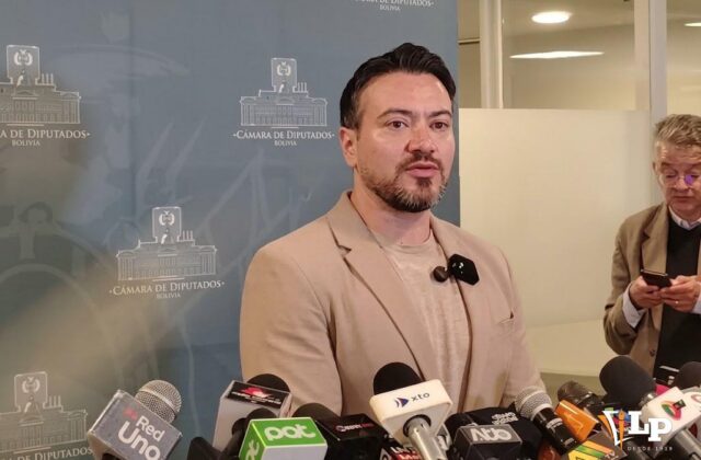 Diputado Reyes Aboga por un Repliegue de Transporte Pacífico en Bolivia