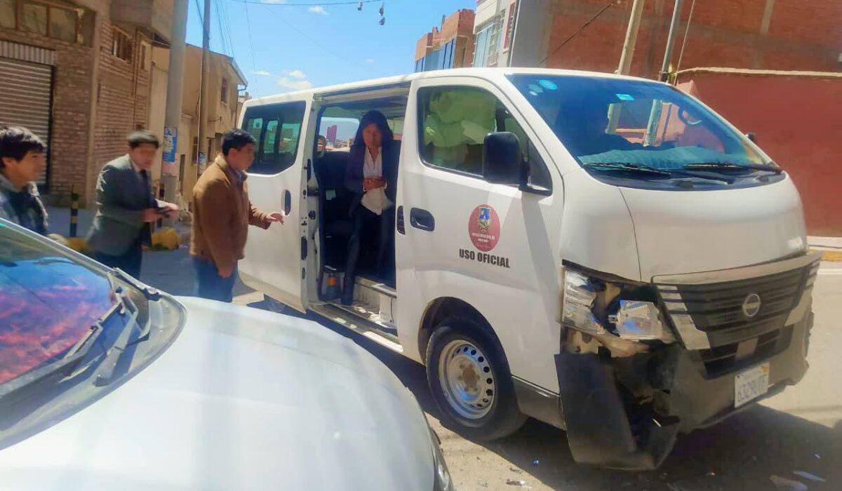 Investigan accidente de minibús oficial en Oruro