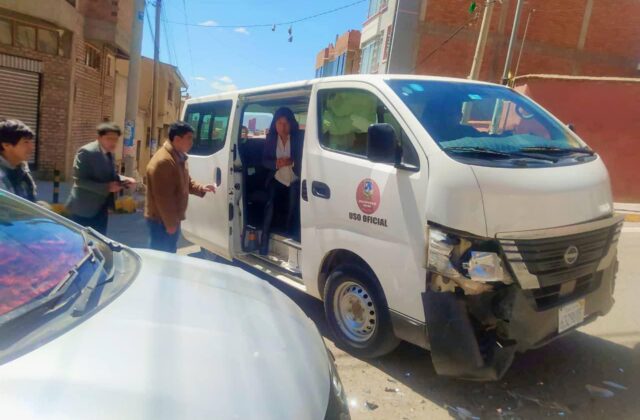 Investigan accidente de minibús oficial en Oruro