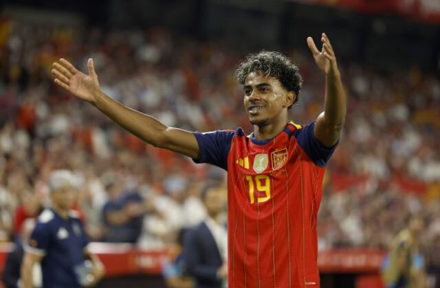 España extiende su racha invicta al vencer a Croacia 4-1