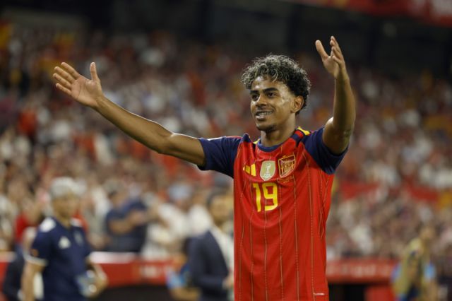 España extiende su racha invicta al vencer a Croacia 4-1