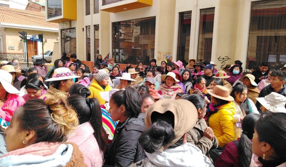 Padres de familia exigen cambio de portera en la Escuela Oscar Unzaga de la Vega