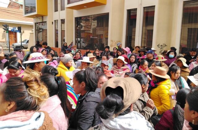 Padres de familia exigen cambio de portera en la Escuela Oscar Unzaga de la Vega