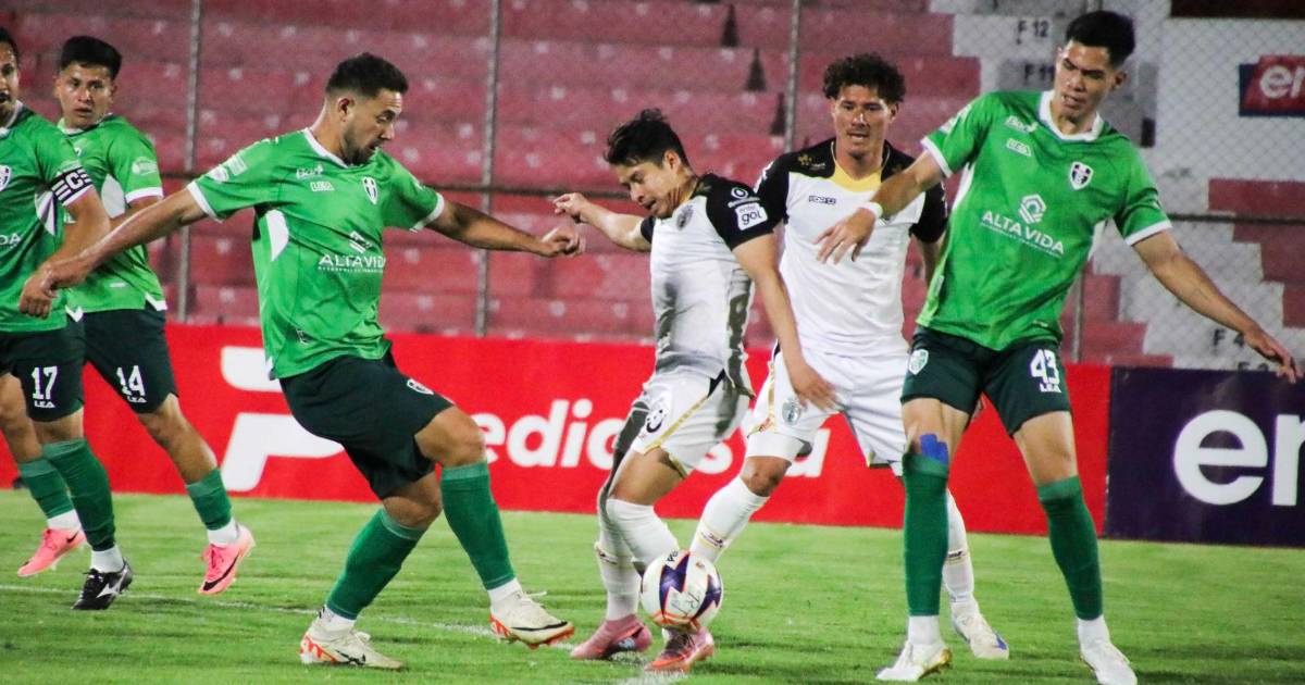 Guardameta de Real Oruro sufre fractura en un dedo durante partido