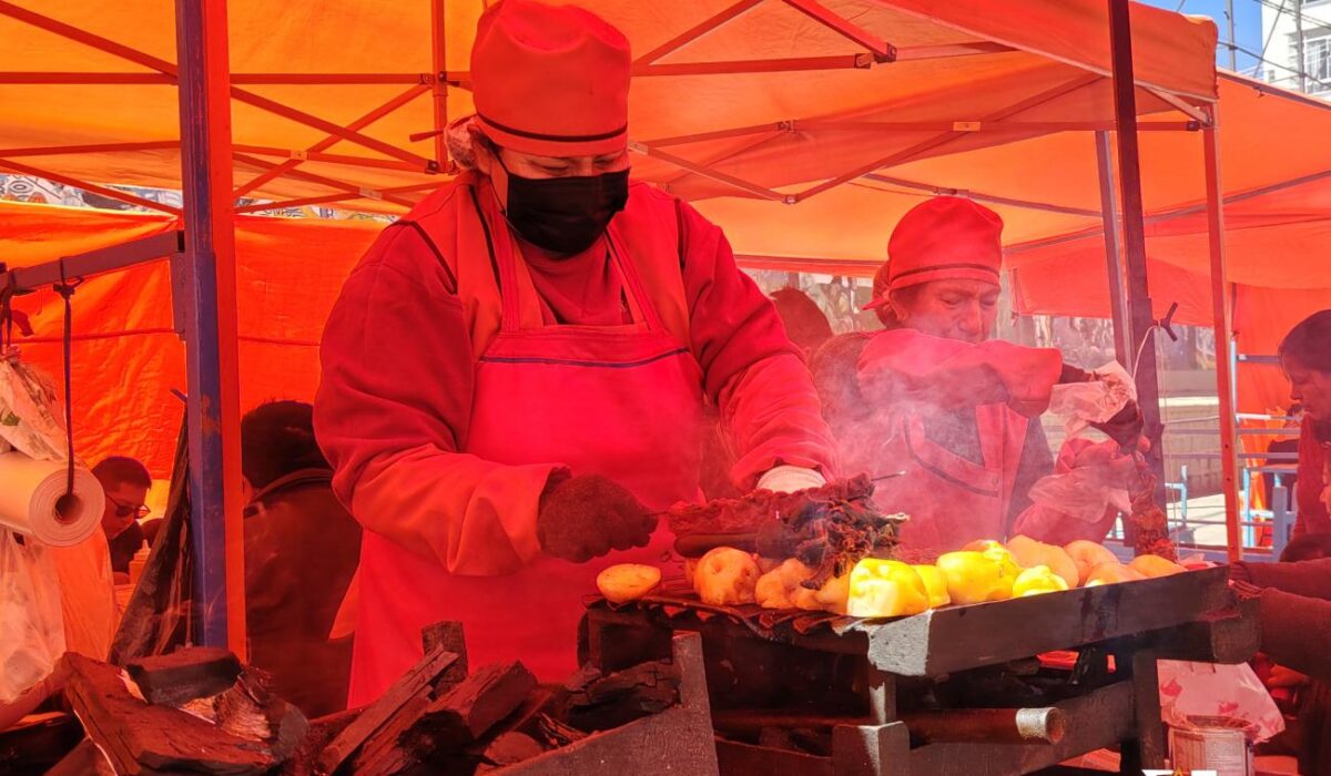 Oruro celebra su gastronomía en la quinta feria del anticucho