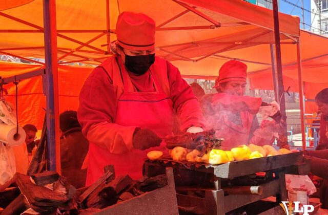 Oruro celebra su gastronomía en la quinta feria del anticucho