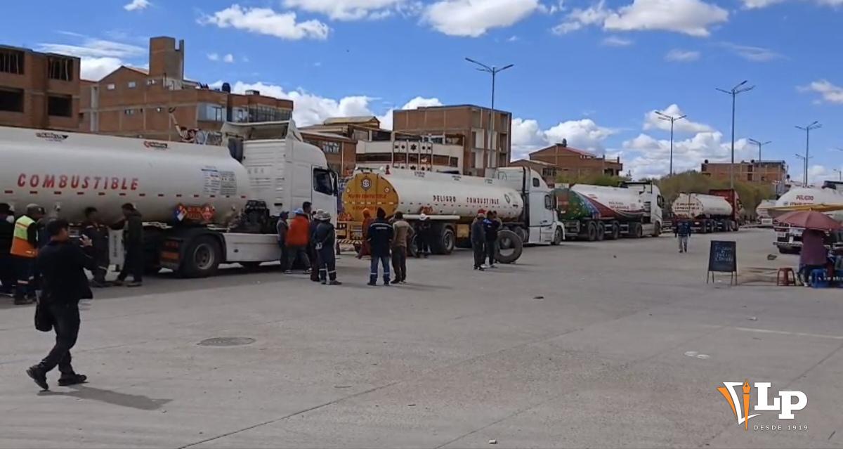 Transportistas de combustible en Oruro enfrentan demoras en descarga
