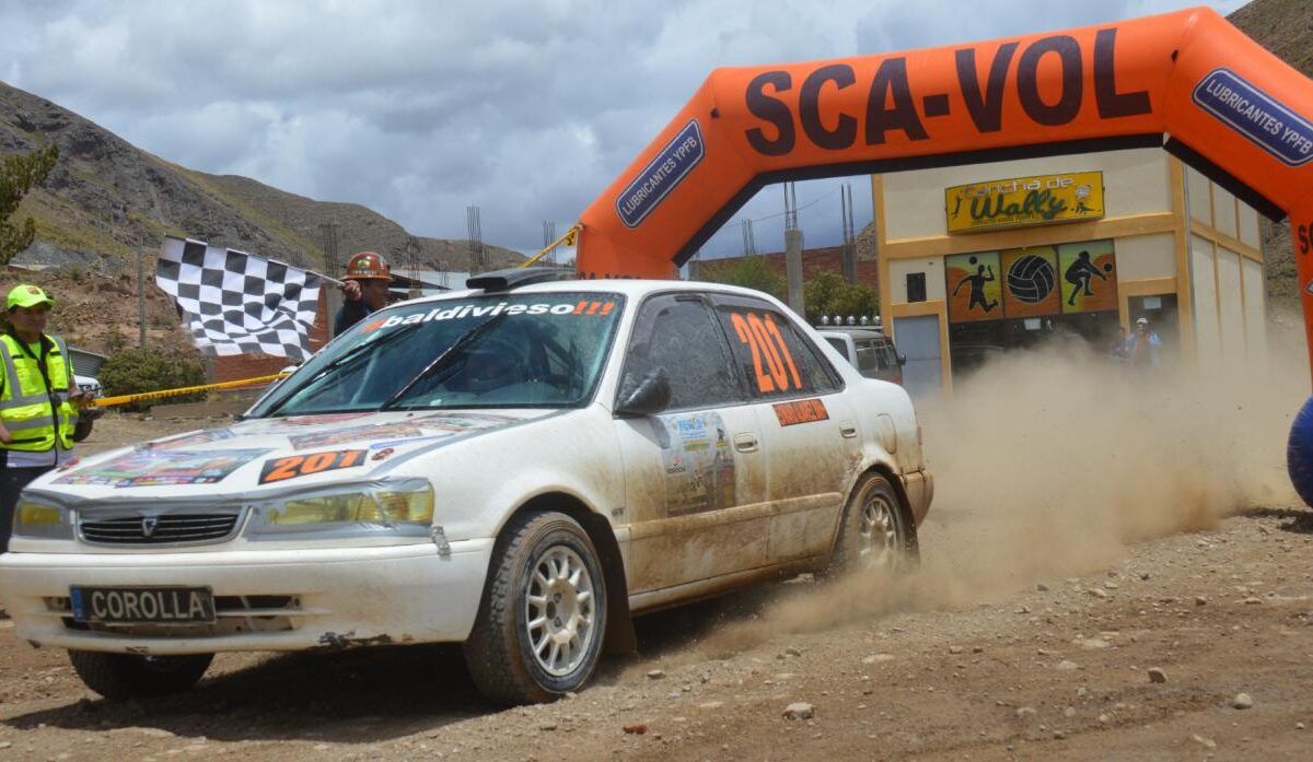 Preparativos finales para la cuarta competencia nacional de automovilismo en Oruro