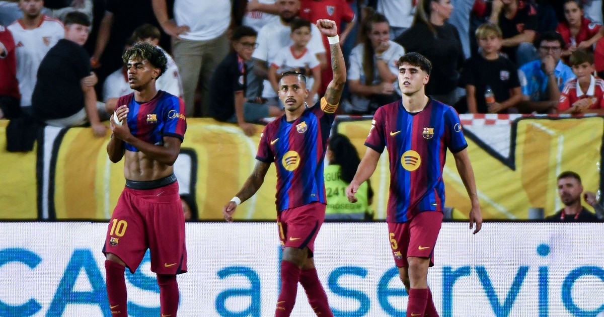 Raphinha brilla con un triplete y el Barcelona se afianza en la cima de LaLiga